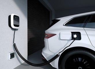 Bild von einem E-Auto das an eine Ladestation aufgeladen wird | © Atlantik Elektronik GmbH