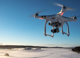 Weiße fliegende Drohne | © Atlantik Elektronik GmbH